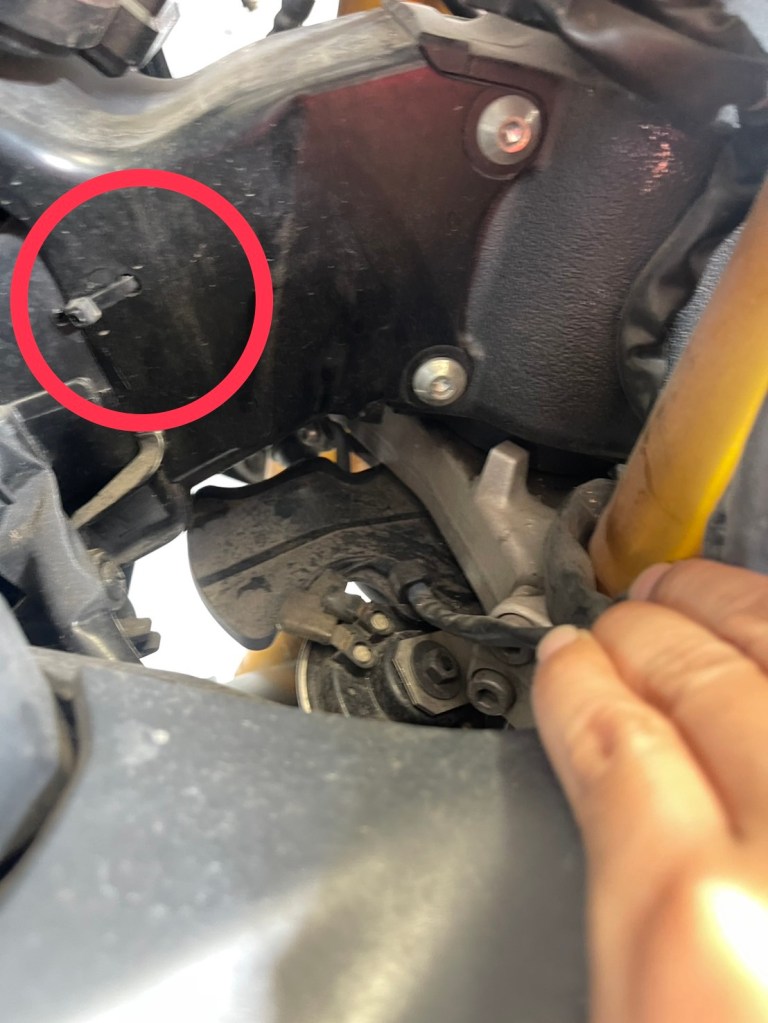 Yamaha R6 dashboard defect zipties